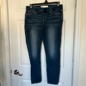 Signature Levi Strauss pull on skinny jean